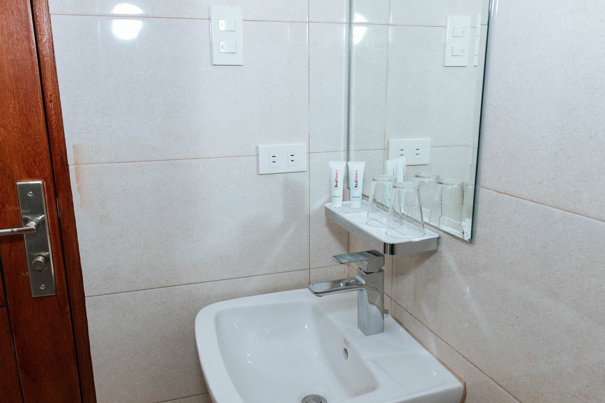 Reddoorz Premium @ Sampaloc Makati Hotel Makati City Exterior foto